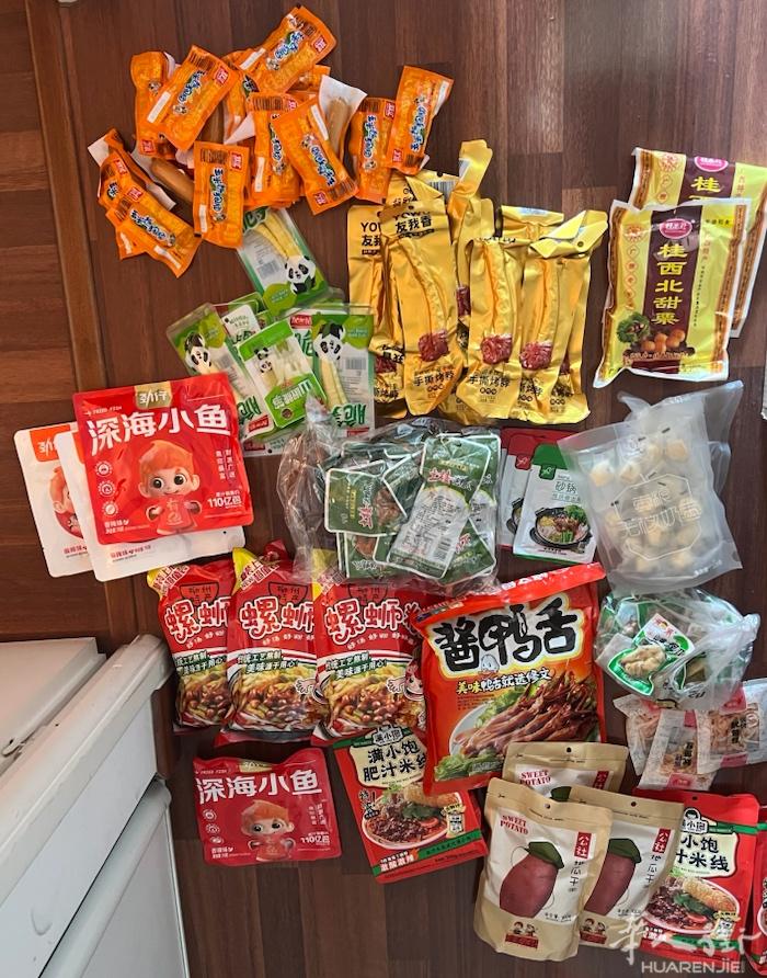 中国零食大甩卖，日期新鲜！（鸭脖/鸭舌/泡椒凤爪等…）  炭烤鱿鱼丝八小包, 板