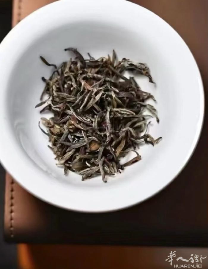【名称的寓意】 ✅金：干茶略带金色茶毫，嫩芽一年一采，原料贵重如金； ✅骏：取武