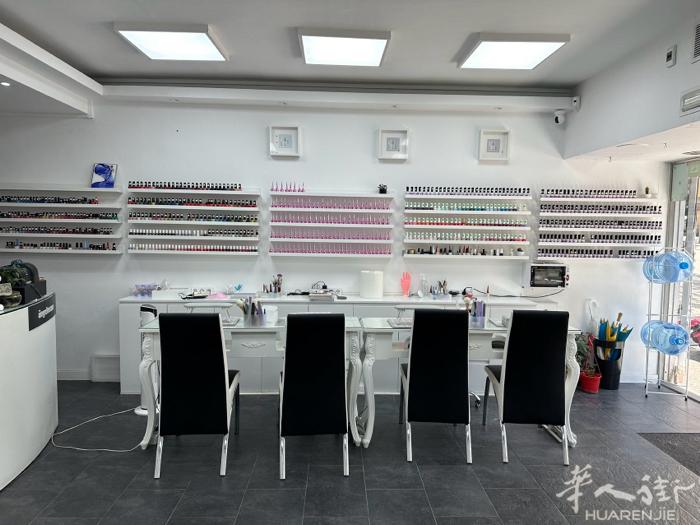 巴塞富人区美甲店转让，店面明亮方正上下两层，临街50-60m2，楼下一百多平做脱