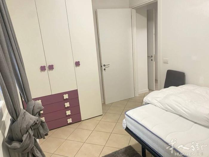 罗马公园旁边房间搭铺只限女生，房子全新