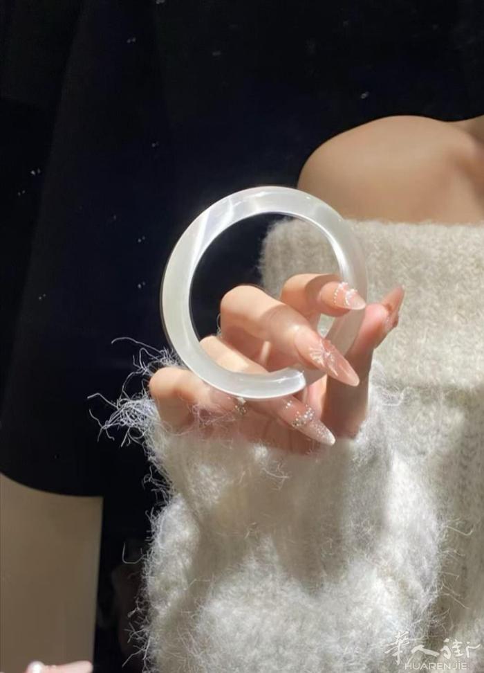 玉镯珠宝配饰 还有水晶各种配饰 更多更新在朋友圈 wx：DLTMPLSBABY