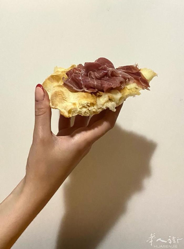 Pinsa：意大利兴起的美食  Pinsa是一种外表和披萨有点像的意大利美食。在