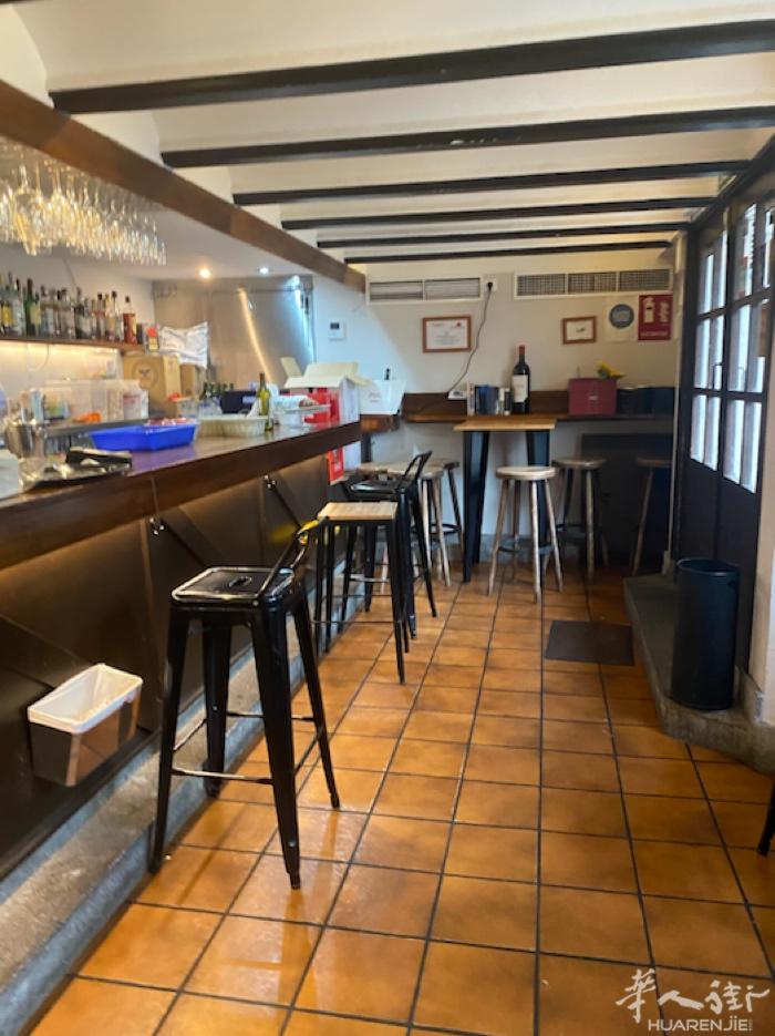 Plaza Castilla 酒吧 位于马德里北边富区，多年老酒吧转让，附近有很