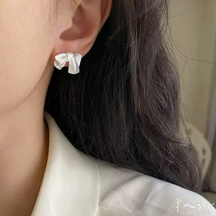 现货  养耳洞耳钉女925银针耳环简约百搭耳饰925纯银  有兴趣的可以看看朋友
