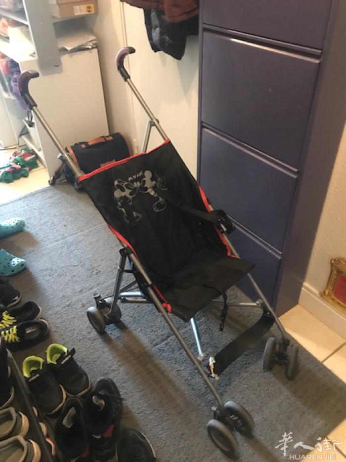 小推车€10大推车红的有雨棚€10汽车座椅灰€5黑€10小摩托车€5滑板€10滑