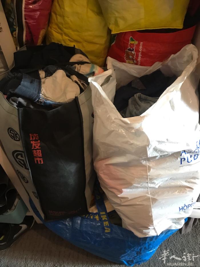 女孩子和男孩衣1到3岁衣服全部€20游泳衣服0到3岁和游泳器€15女孩子鞋子28