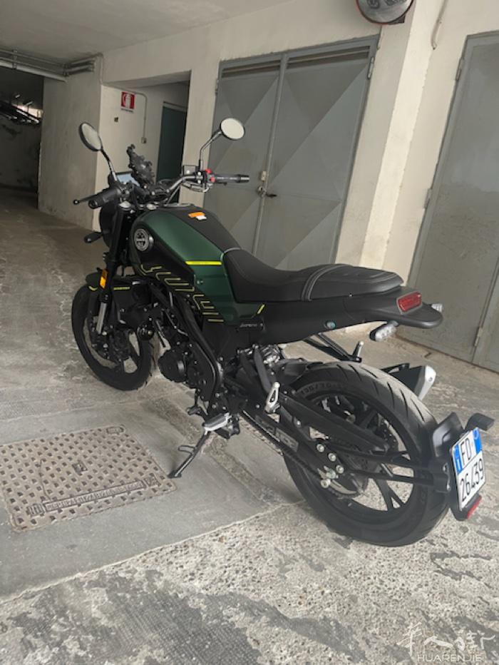 出售基本全新摩托车BENELLI LEONCINO 125 年份：2023年9月