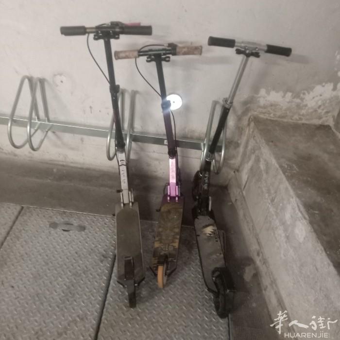 代友转发有三辆非电动滑板车大人小孩都可以骑的一辆20欧元三辆一起拿走40欧元有意