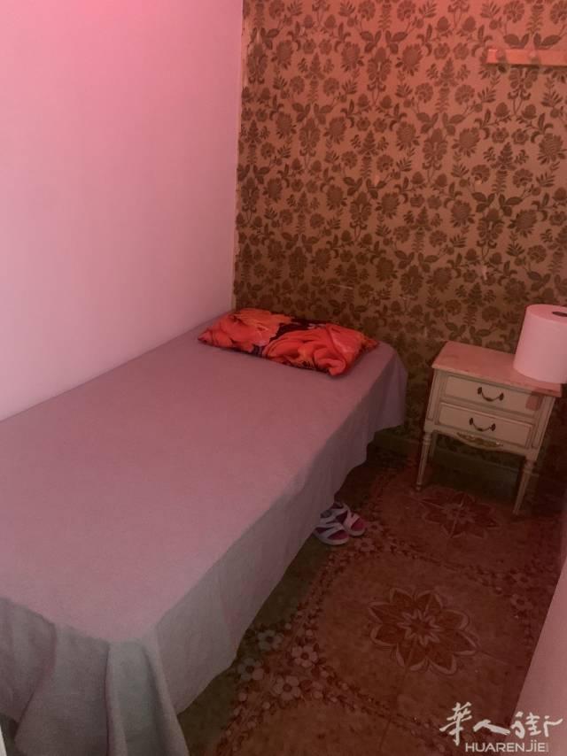 朋友转发巴塞罗那一路地铁fondo民宿房间出租一天