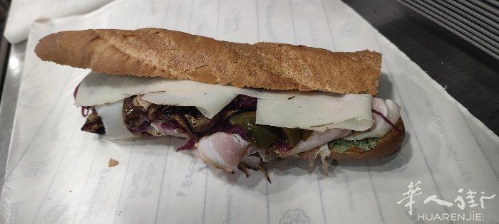 Livorno 市中心面包店转让 接下来迎旺季 有意者可联系电话39321689