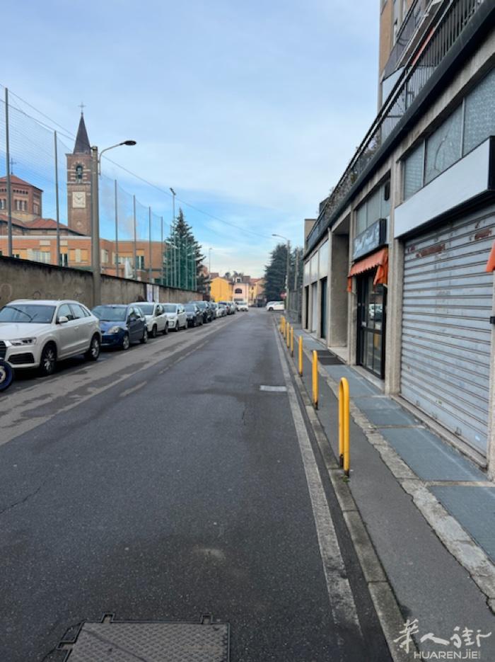 米兰边城市muggio按摩店明店便宜转让，目前还没有licenza 已经问过co