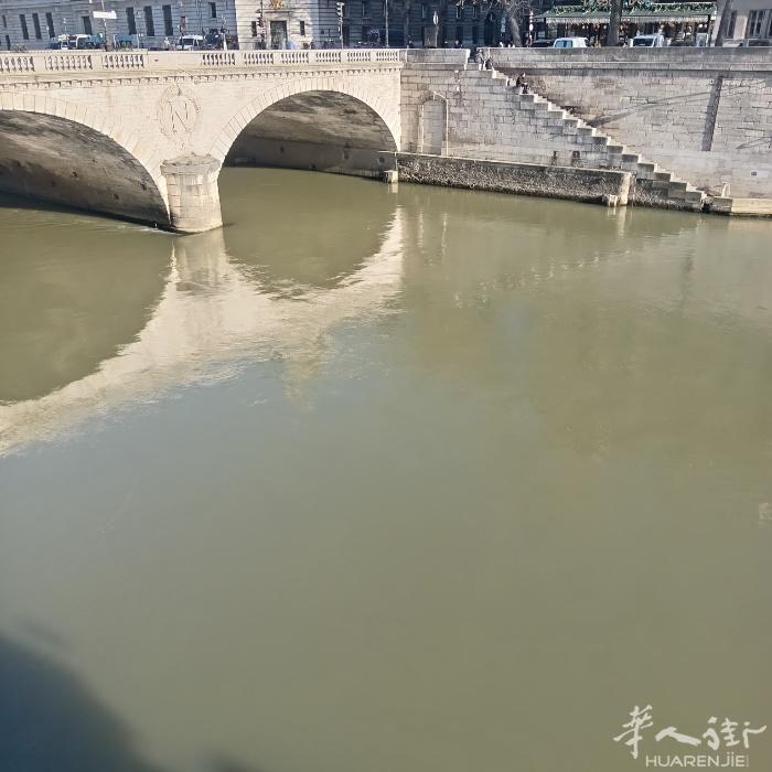 本人装修，木地板，瓷砖，贴壁纸，做隔断，砌墙，安装门窗，等等，价格面议，有需要的