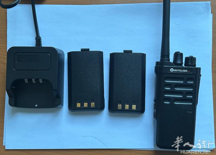 新对讲机50公里，带2块电池，价格1对150欧联系方式0770150633