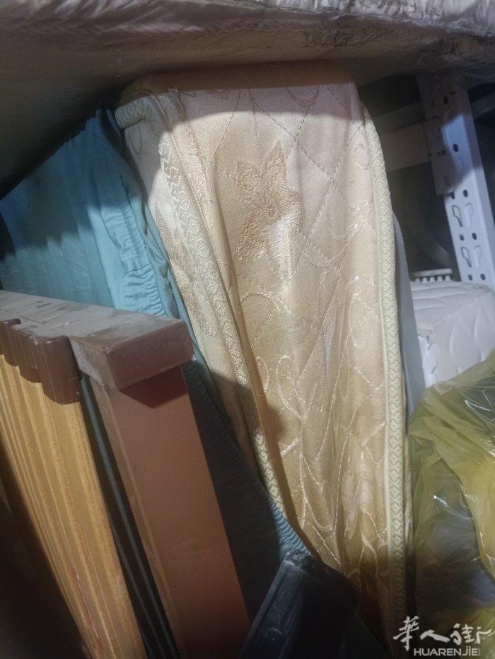 双人床架带垫带四个脚，140×190 中式硬床垫全套让99 欧自取，有货车可提供