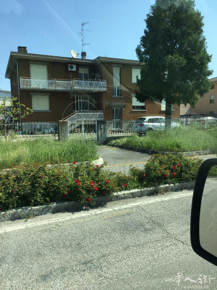 布衣棉毛工场转让，位在carpi附近的rio saliceto。独栋别墅的三层楼