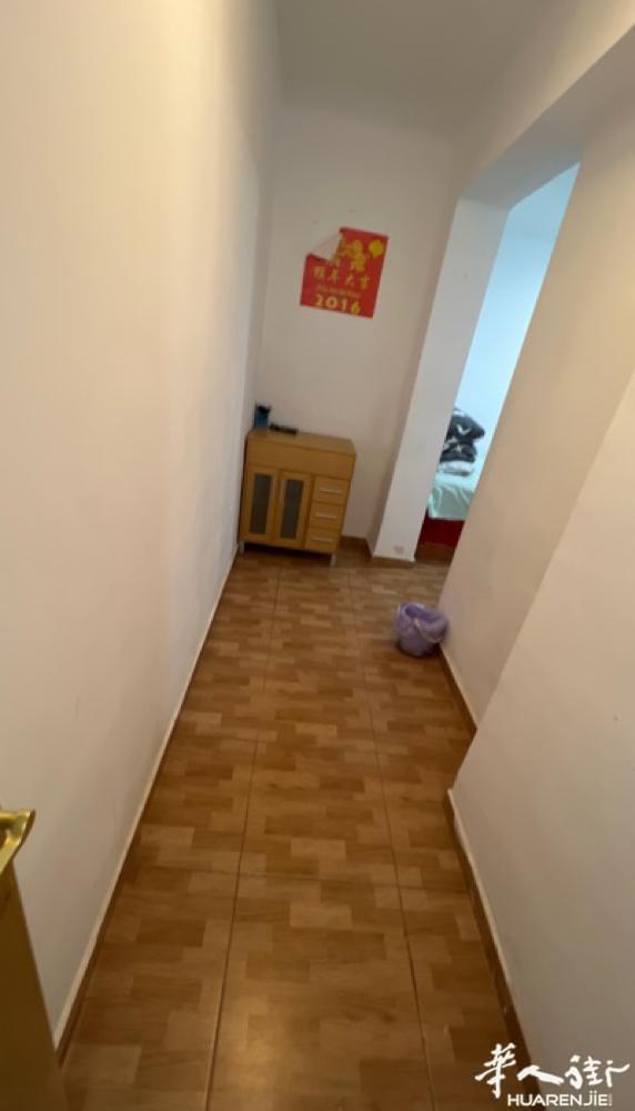 马德里uesra6号线地铁口有房出租3分钟到有需要的朋友联系