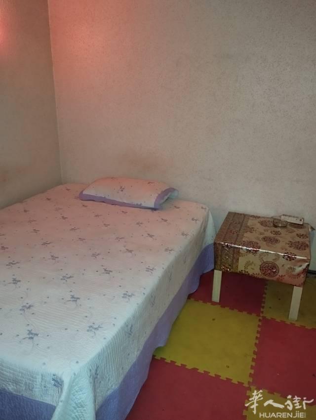 巴塞罗那一路地铁fondo民宿房间出租。有单人间双