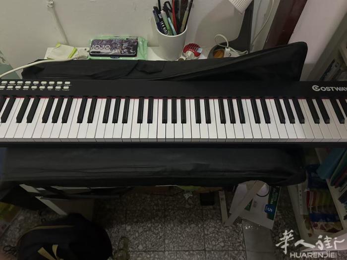 普拉托宏达车行这里，电子琴🎹八成新，适合初学者原价160欧，现特价60欧卖掉，