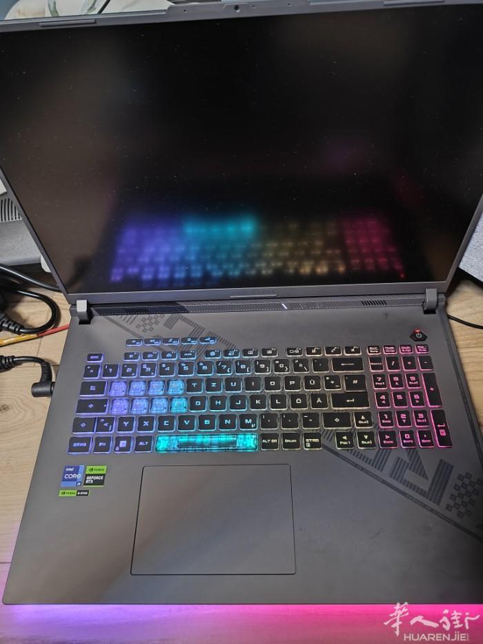 出台没用多久的 ROG 魔霸游戏笔记本➕华硕24寸144显示器