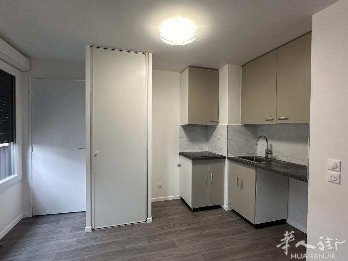 93区Bobigny 5号线地铁口有个新房studio 30m2，带家具出租，房