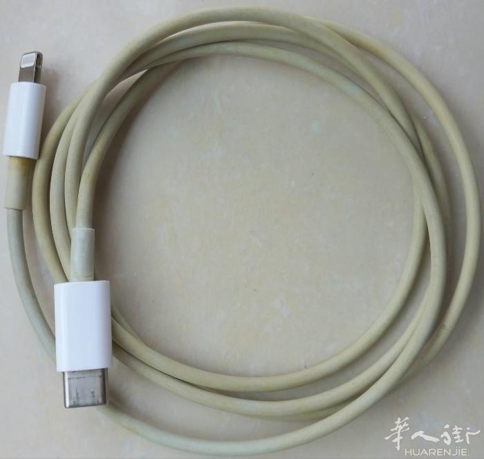苹果手机用充电线，苹果专用接口另一头是Type C接口。