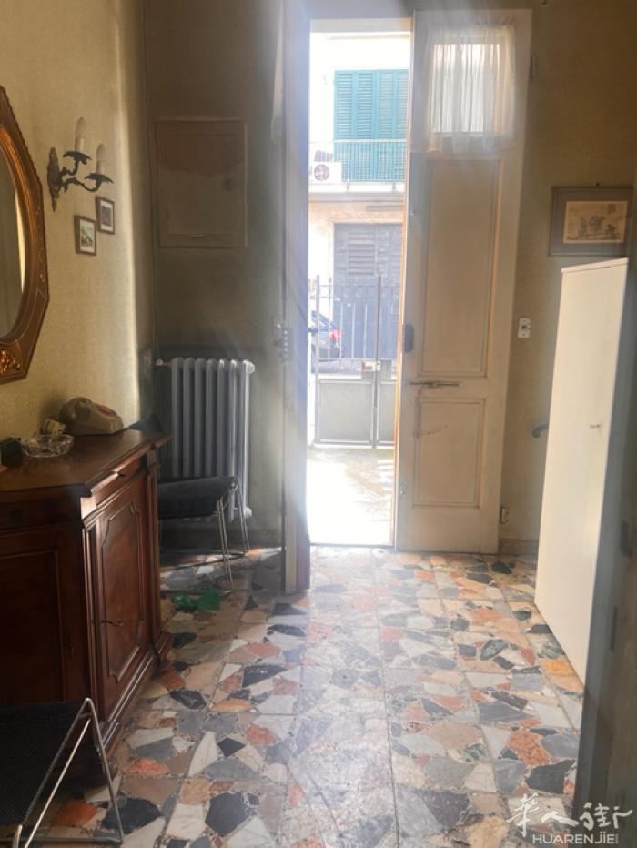 Prato在via pistoiese 的Q8加油站的横街落地房出售 ：两层半三
