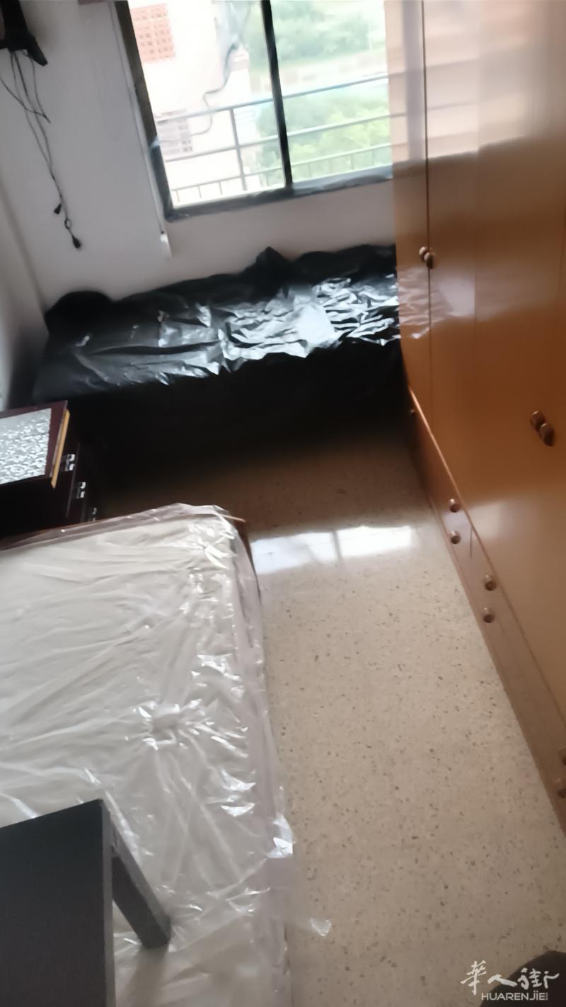 Sant adria besos 有大房间出租，有两张床、有网络，拎包入住，