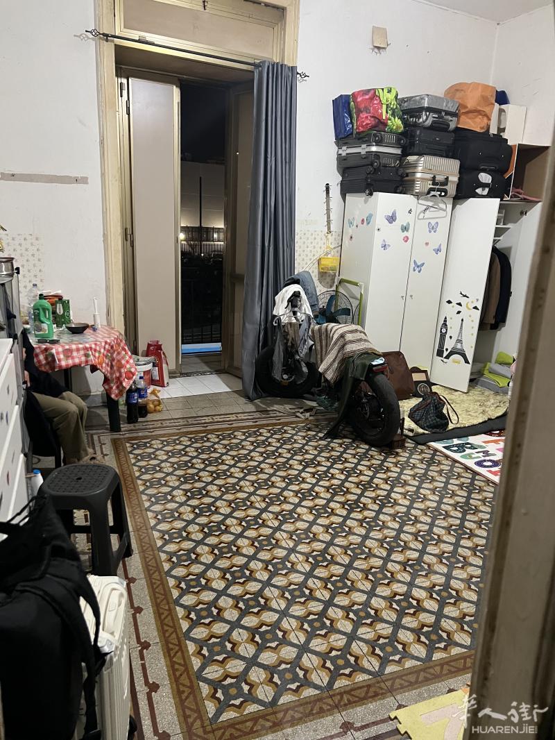 火车站走路6分钟  房间短租一个月。 三楼 房间很