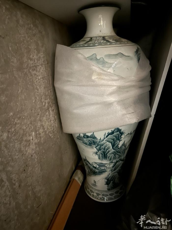 一对落地青花大瓷瓶，全新无破损，高雅别致，收藏多年，因家道中落忍痛出售，一对24