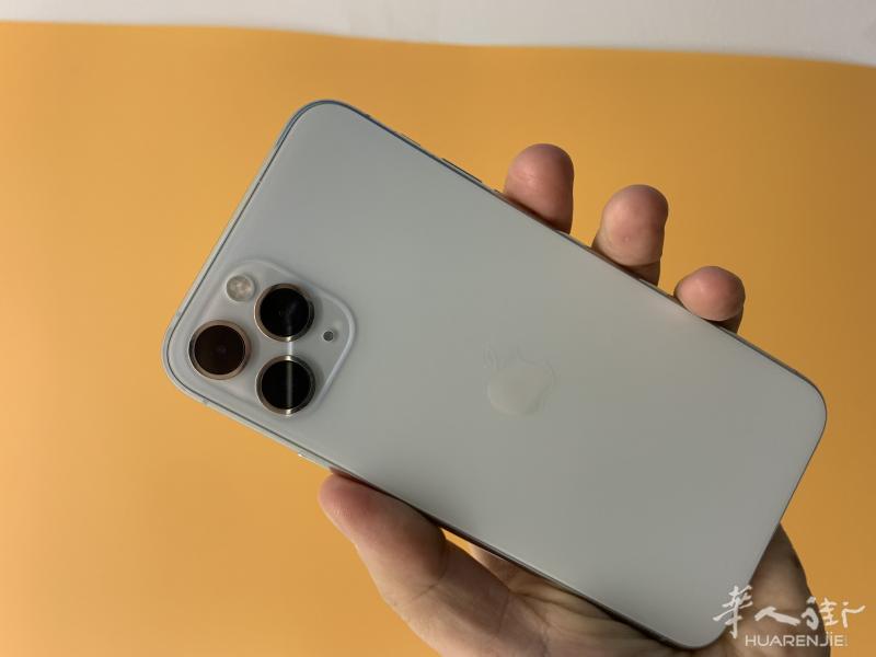 出苹果11 pro 64Go，白色，军绿色 巴黎面交或来店里自取