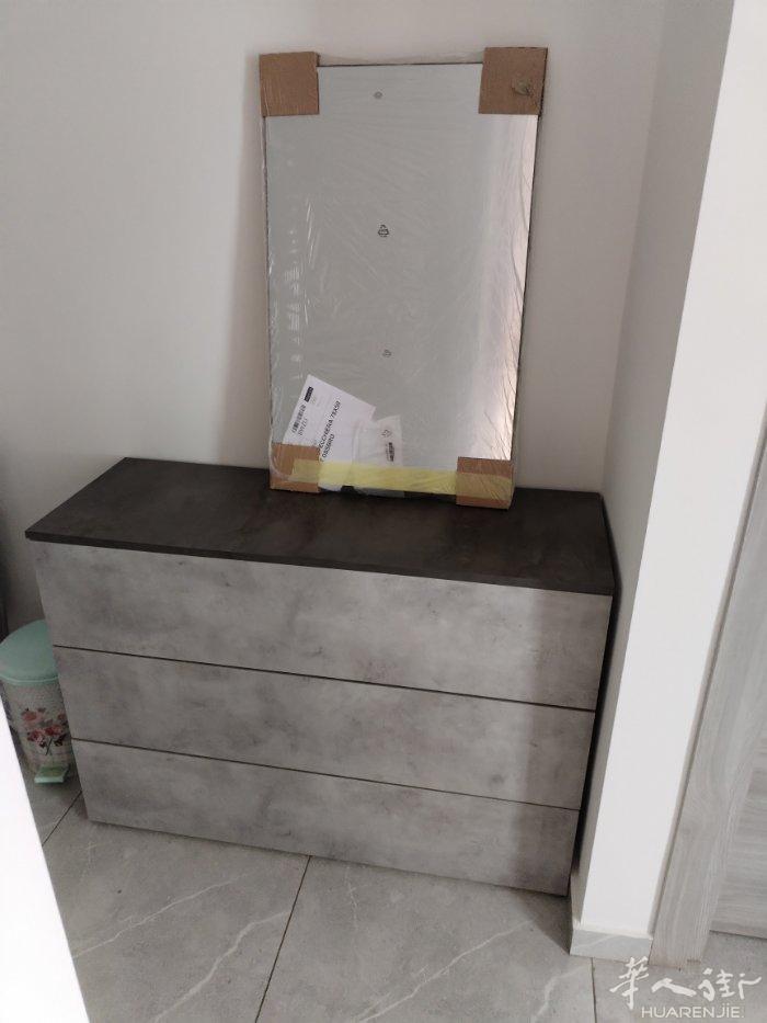全新大衣柜50€，全新三层抽屉柜和镜子50€，单人床🛏️15€，双人床🛏️2