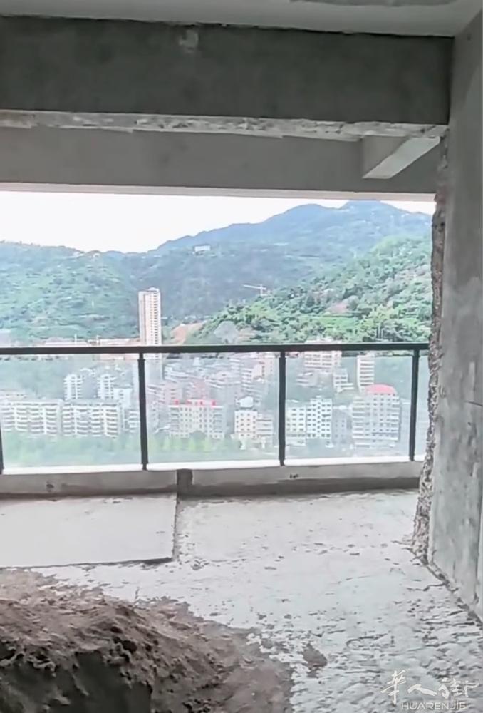 青田出售江景房！ 青田县鹤城西路新港湾舒心1幢二单元23楼出售122平方江景房未