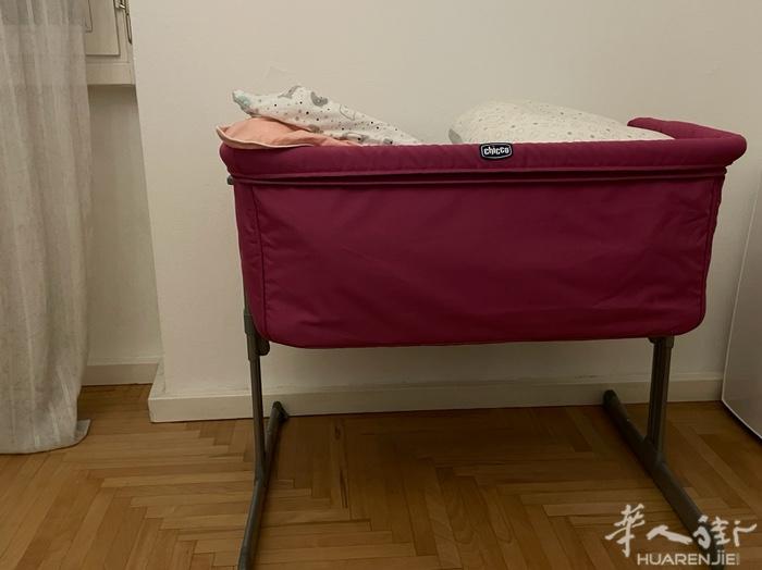 有人需要婴儿推车三件套 加小床吗？ 外送一堆玩具
