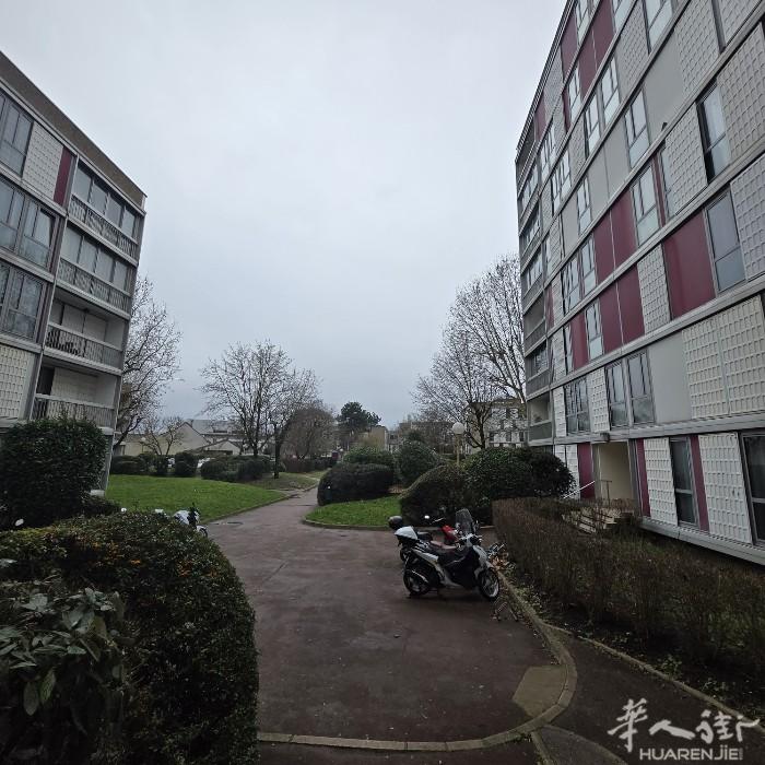 93 地铁13号线sainte Denis université 法国第八大学旁