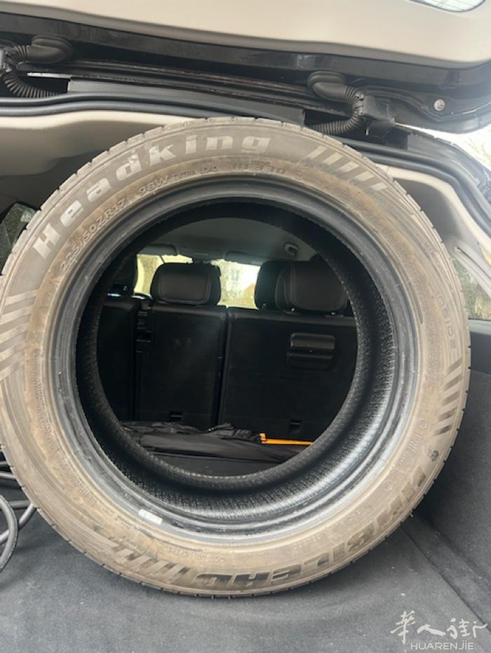 本人有一个二手轮胎型号225/50ZR17/90 有需要的话可以联系我25€，9