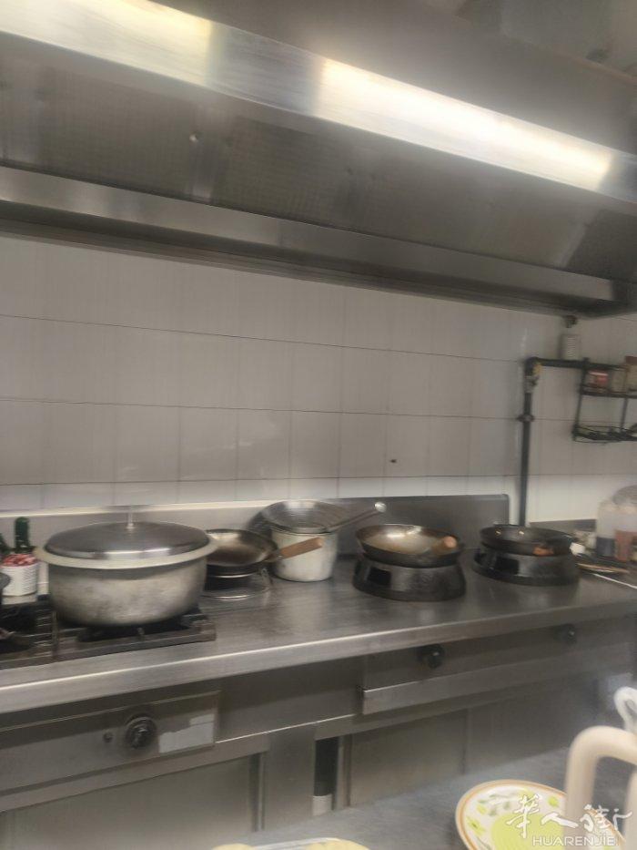 bologna近火车站后面打包店转让，房租便宜两个门面。联系方式33515599
