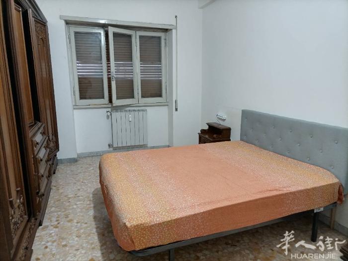 罗马离piazza vittorio近，坐电车可直达，单间分租，适合学生，个人，