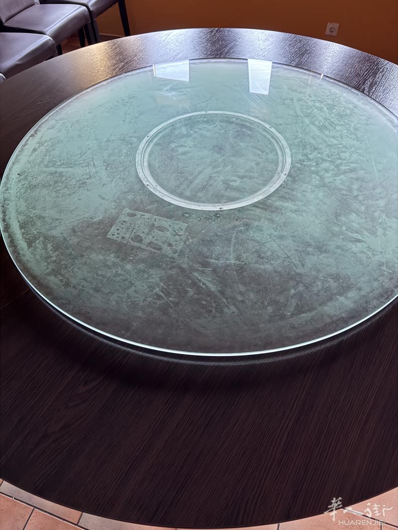 出餐厅圆桌方桌椅子，厨房燃气炉子，音响设备