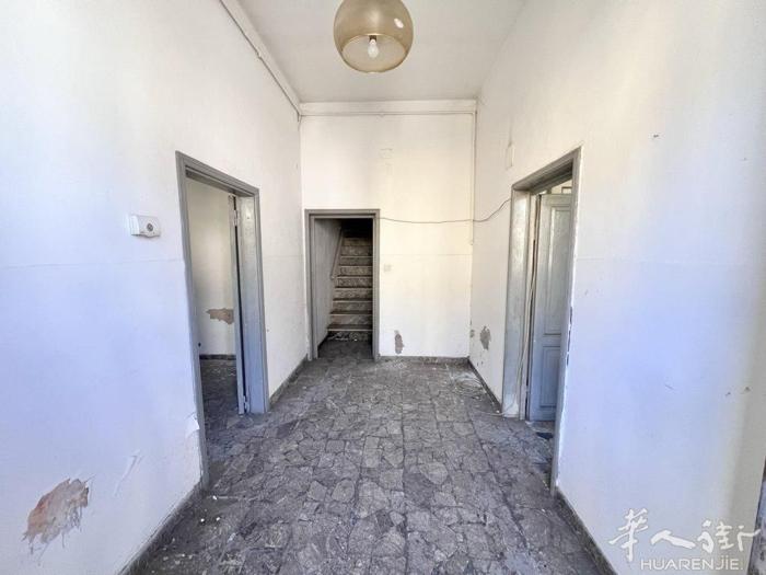 普拉托Mezzana区域，小型落地房（85平方米）：前面有院子（45平方米）：走
