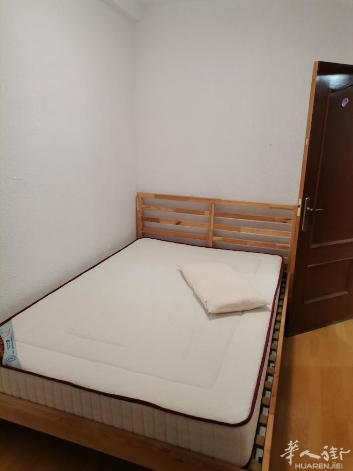 Getafe有一个间大床房出租，床架和床垫是新的，欢迎有工作爱干净的人士入住，房