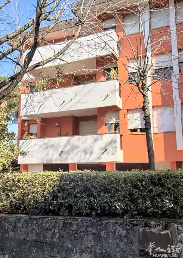 位于prato市castellina区现欲出售一个120平方面积的公寓的裸产权（