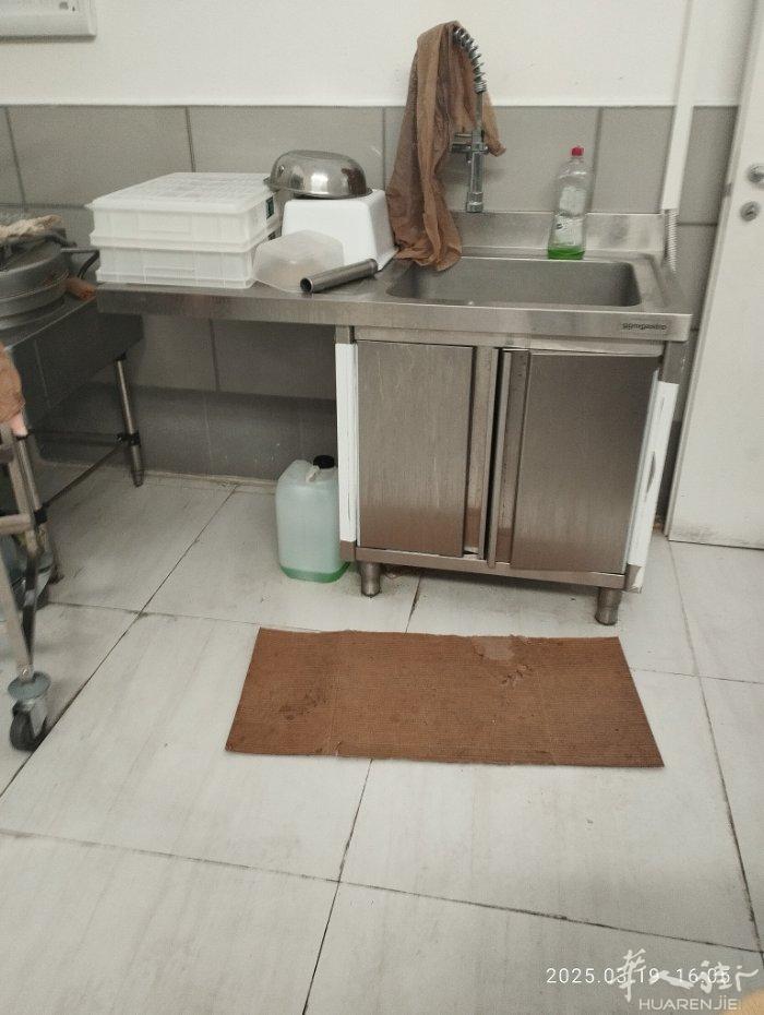全套二手餐馆设备出售，炉头，抽风，立式两开门冰箱，立式两开门冰柜，1.8米卧式展
