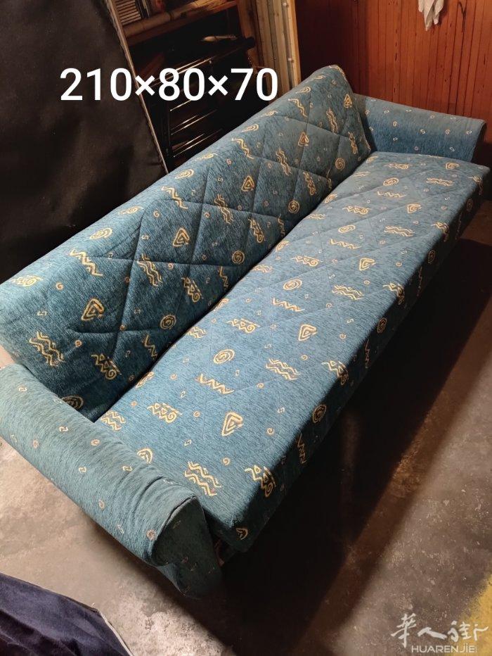 沙发床打开就是单人床，非常适用让五十欧. 有货车提供服务