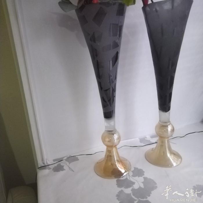 有老式花瓶出售，高60公分，瓶口20公分，一个20欧，15区自取，有需要的朋友请