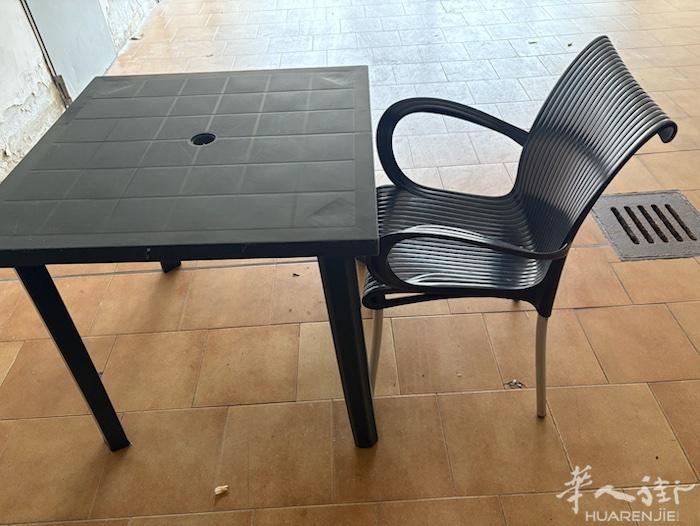室外桌椅20张，80x80 。8成新，保存完好！桌子15€椅子15€