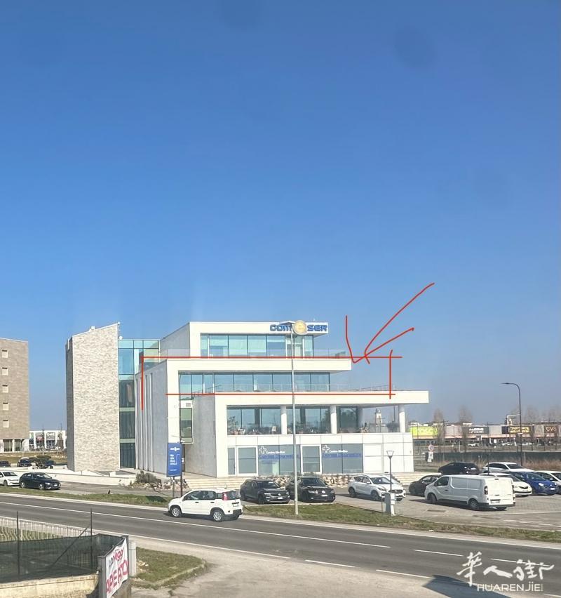 出租一家新装修好的理发店, 店铺开在FIDENZA打折村的一家美容店内部 房东和美容店店长 欢迎中国同胞理理发师前去合作 只需交房租和一部分电费 有师傅感兴加w