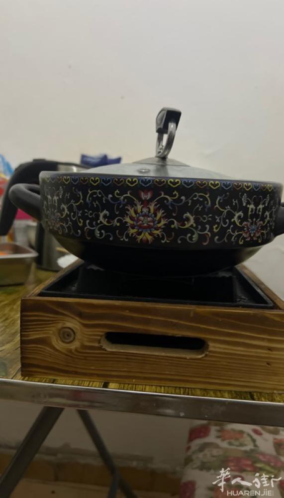 出售一个小砂锅，送一个酒精炉，有需要的朋友可以联系