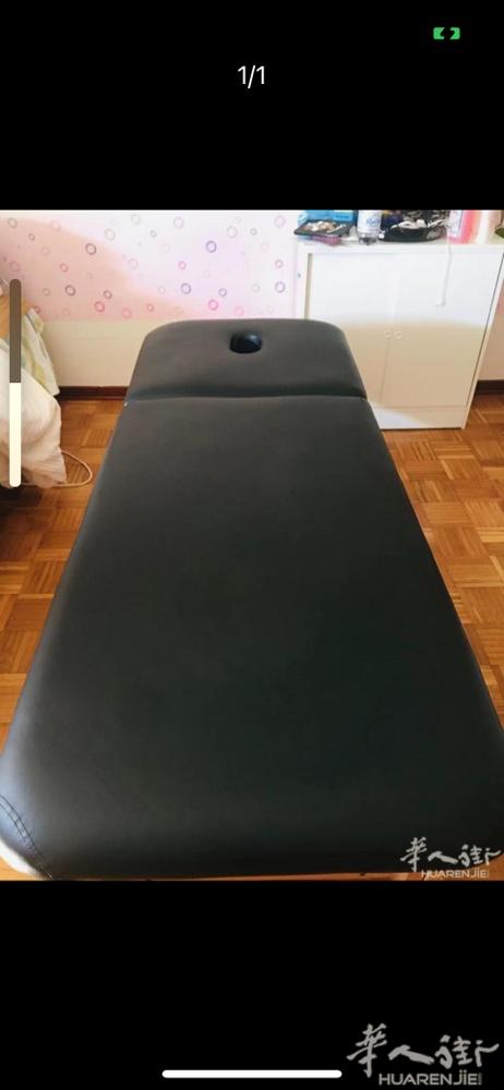 一张按摩床和几张椅子出售，按摩床280/椅子10欧一张。