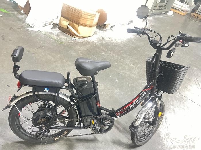 全自动电动车，前后刹车片，续航40公里，两套钥匙防盗器，买车送雨衣￼连锁，打气筒