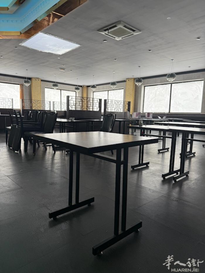 餐厅桌椅出售 - 适合餐馆、咖啡厅或小吃店  出售一批餐厅桌椅，结实耐用，成色良